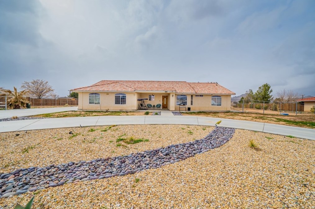 15540 Comanche Rd, Apple Valley, CA 92307