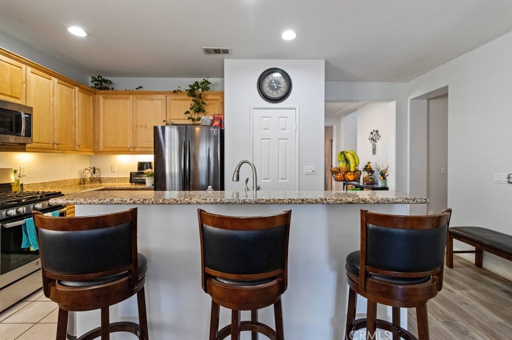 17063 Hackberry Ln, Fontana CA  92337-6885 exterior