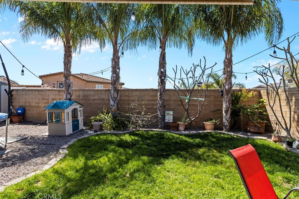 17063 Hackberry Ln, Fontana CA  92337-6885 exterior