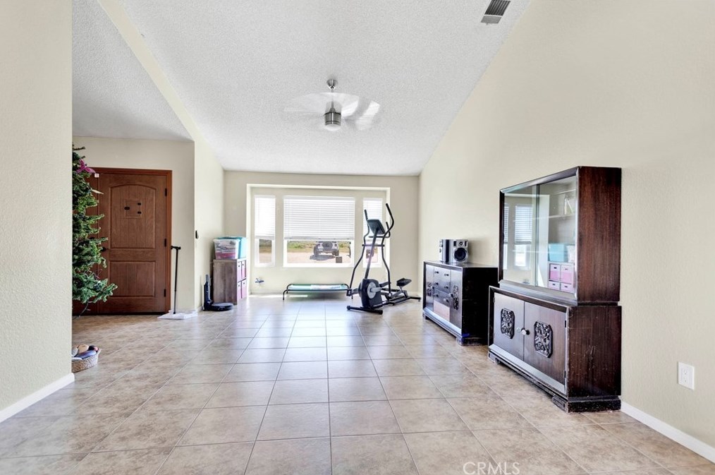13594 Live Oak St, Hesperia, CA 92345-8014