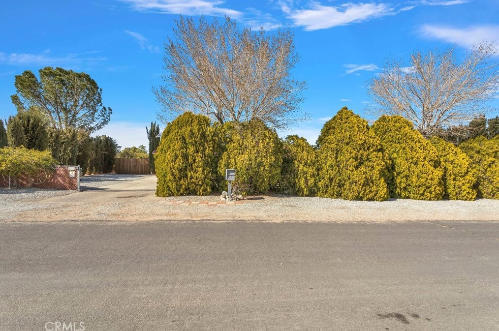 22150 Gayhead Rd, Apple Valley, CA 92307-3754