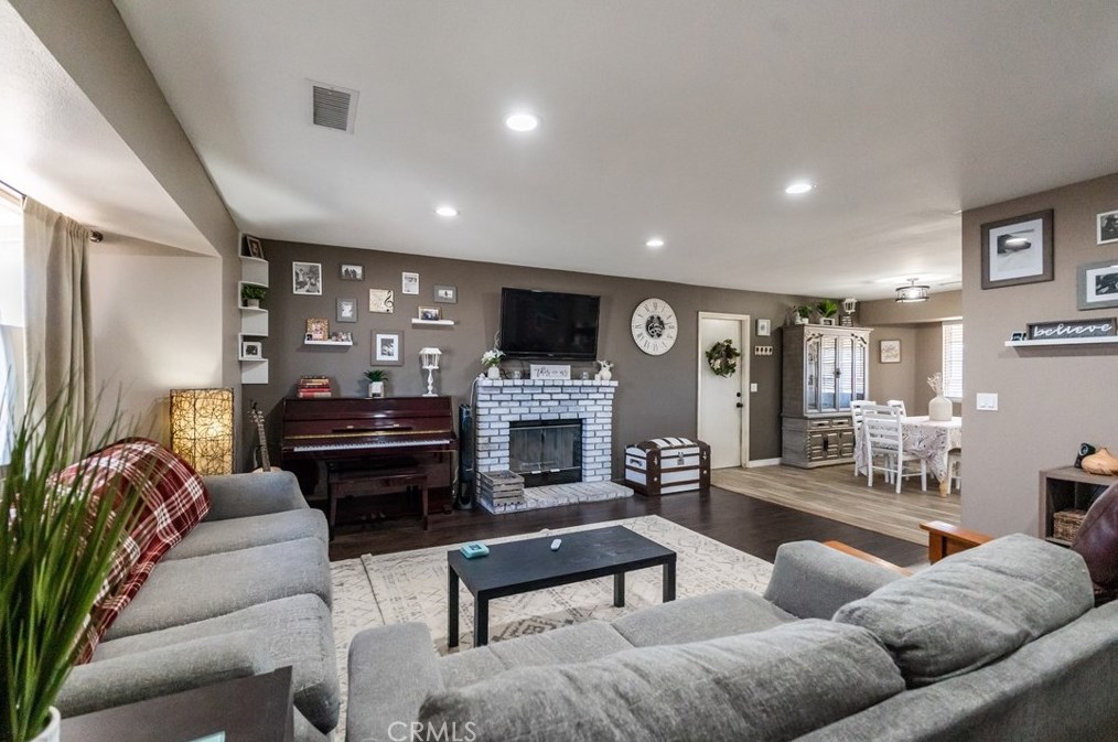 10082 5th Ave, Hesperia, CA 92345