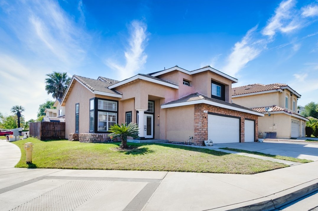 7490 Oxford Ct, Fontana, CA 92336