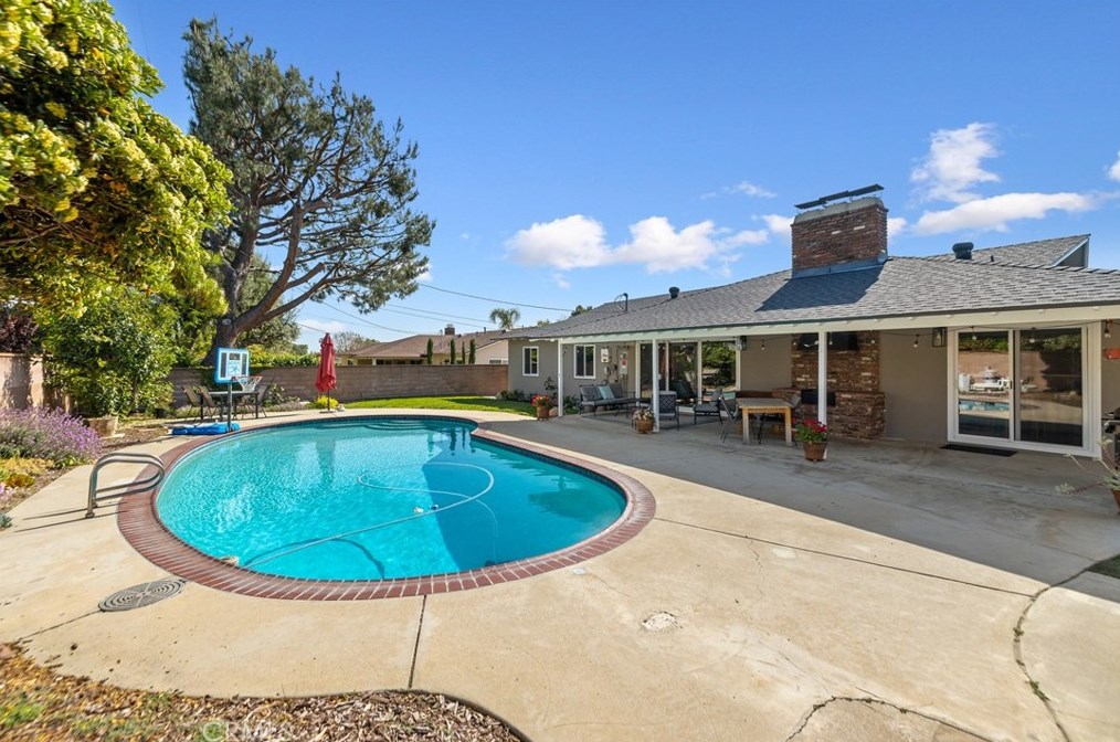 1562 Mural Dr, Claremont CA  91711-3245 exterior