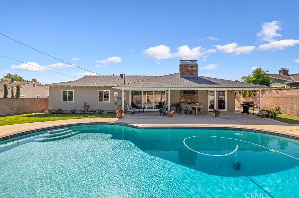 1562 Mural Dr, Claremont CA  91711-3245 exterior