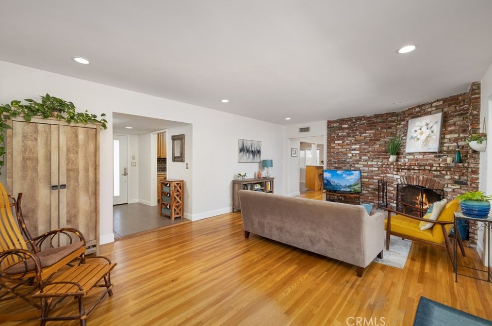 1562 Mural Dr, Claremont CA  91711-3245 exterior