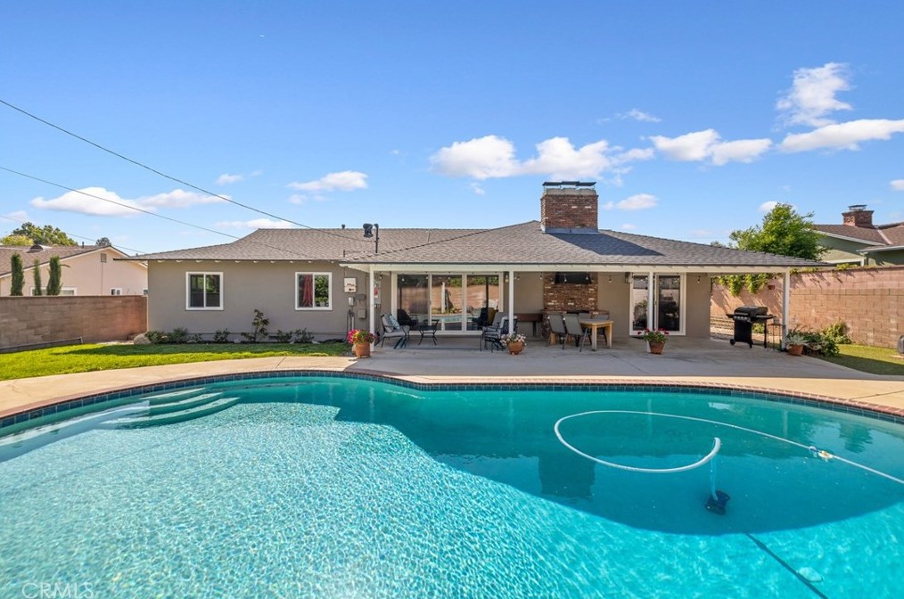 1562 Mural Dr, Claremont CA  91711-3245 exterior