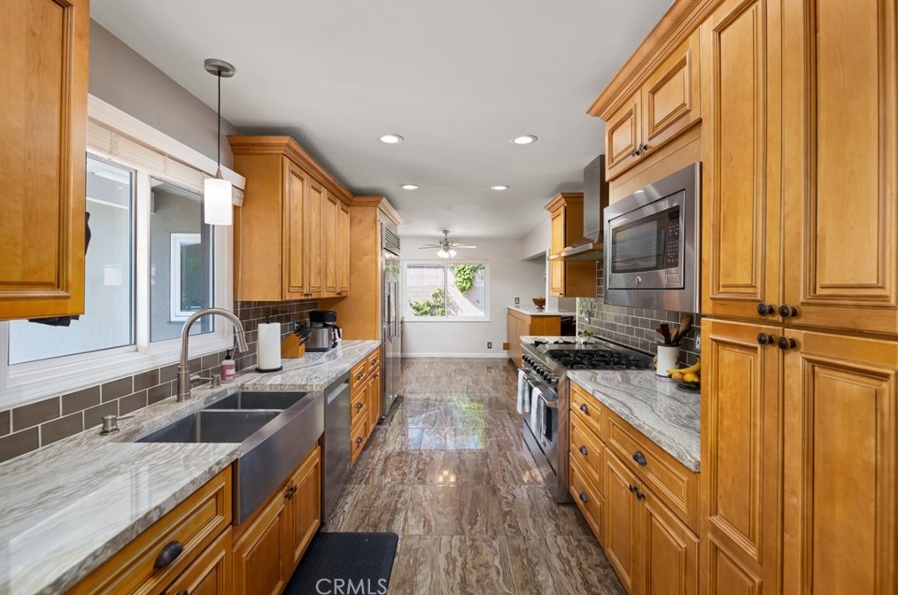 1562 Mural Dr, Claremont CA  91711-3245 exterior