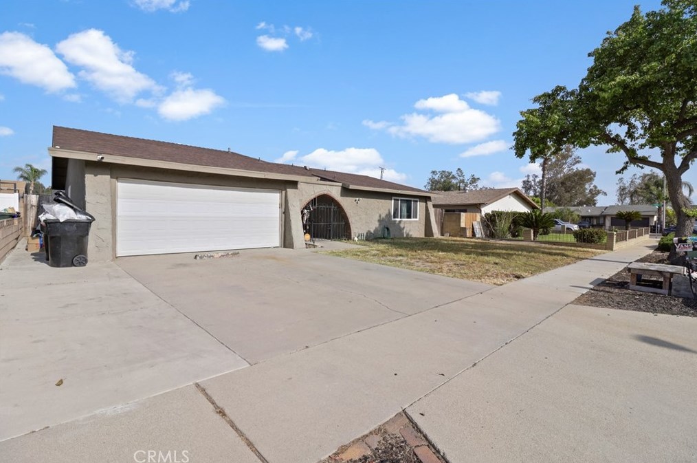 8745 Boxwood Ct, Fontana, CA 92335-5027