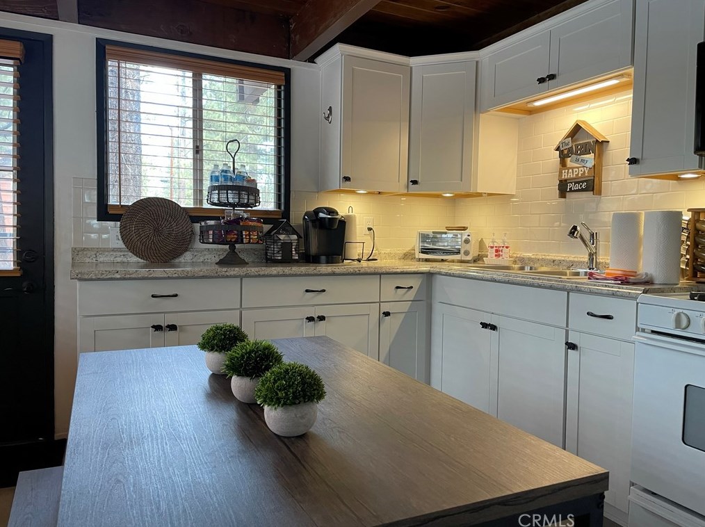 1037 W Rainbow Blvd, Big Bear City, CA 92314