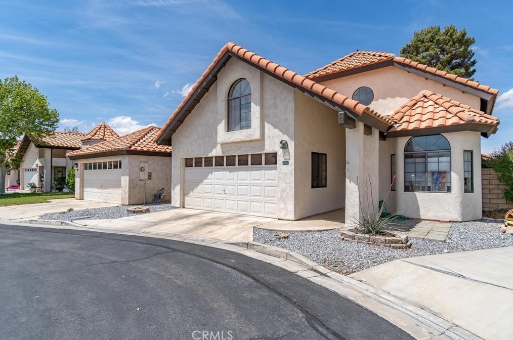 19276 Pine Way, Apple Valley CA  92308-8968 exterior