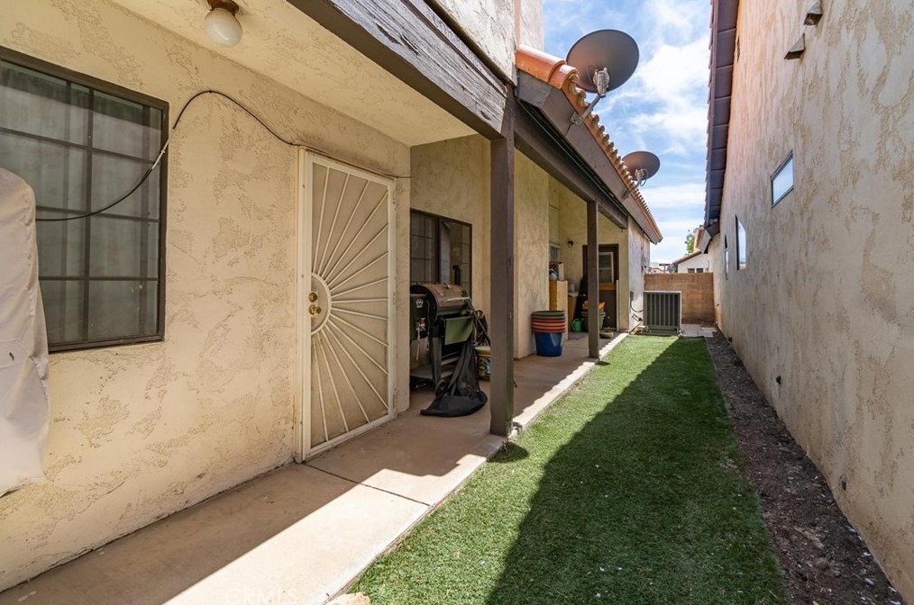 19276 Pine Way, Apple Valley CA  92308-8968 exterior