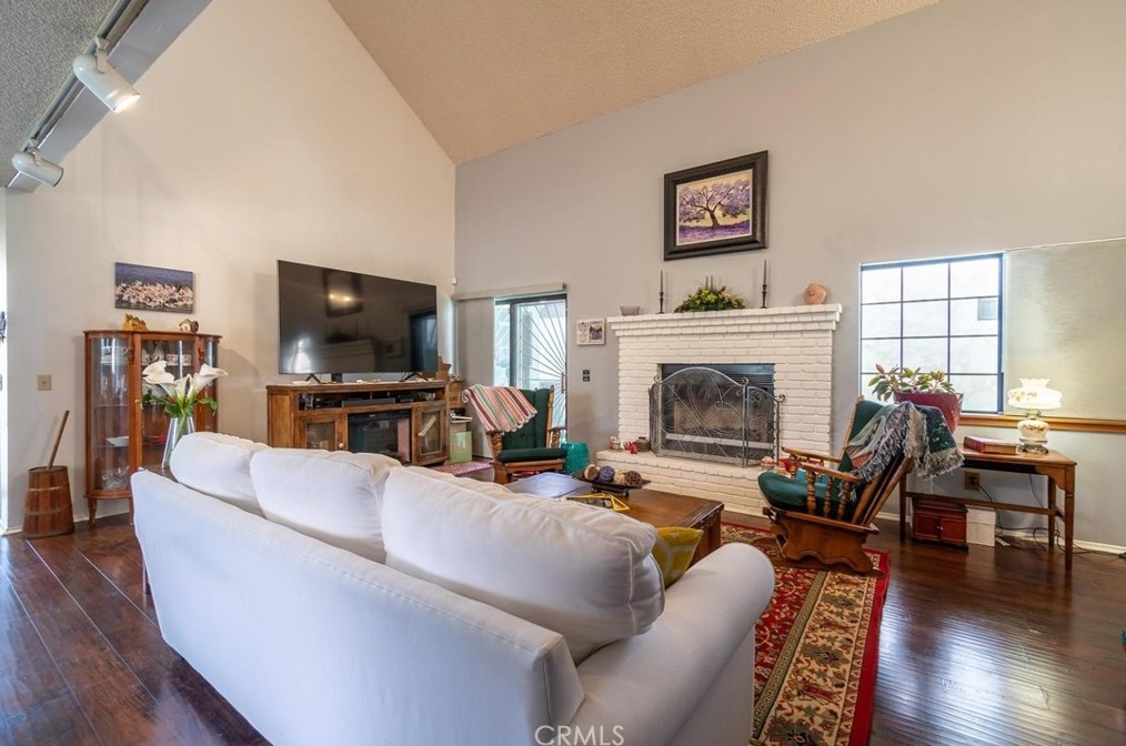 19276 Pine Way, Apple Valley CA  92308-8968 exterior