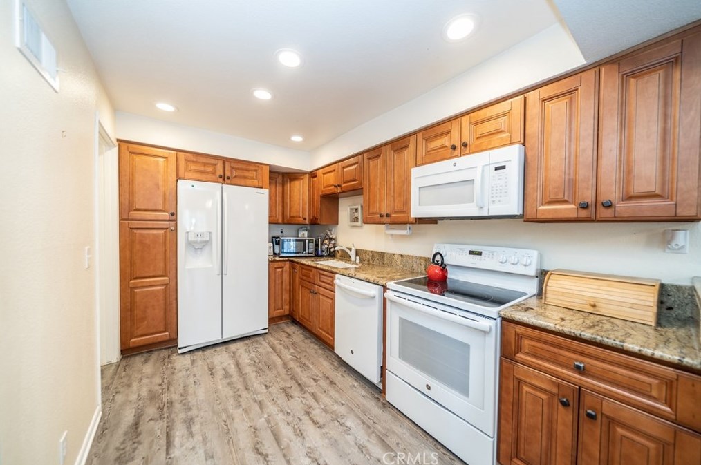 621 Greendale Ln, Pomona, CA 91767-1201