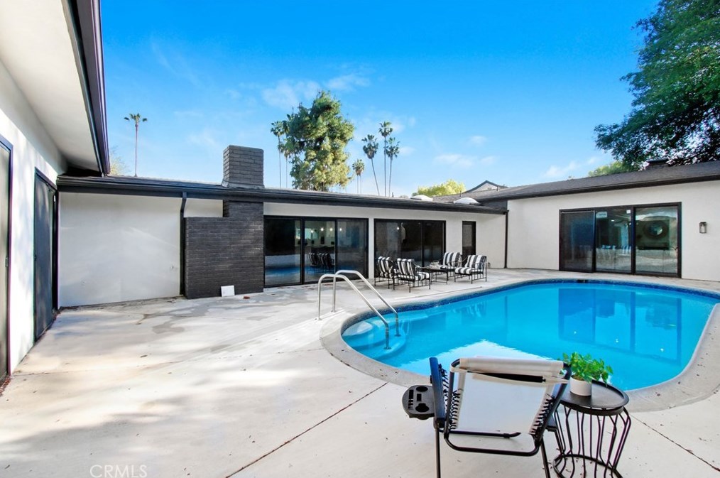 18871 Rosita St, Los Angeles CA  91356-5102 exterior