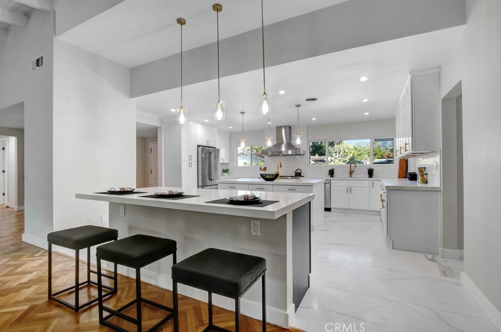 18871 Rosita St, Los Angeles CA  91356-5102 exterior