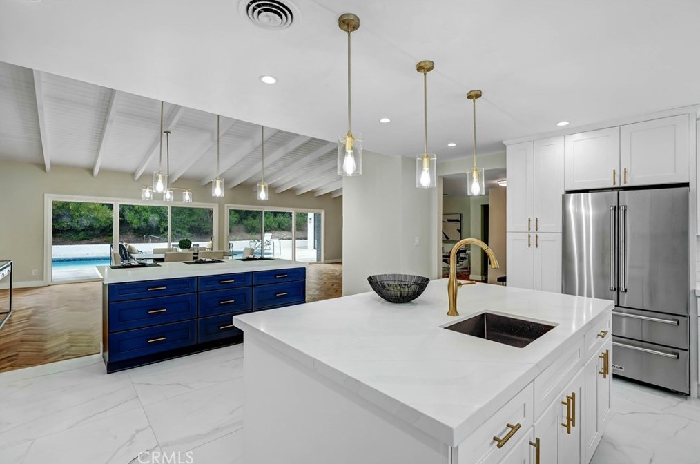 18871 Rosita St, Los Angeles CA  91356-5102 exterior
