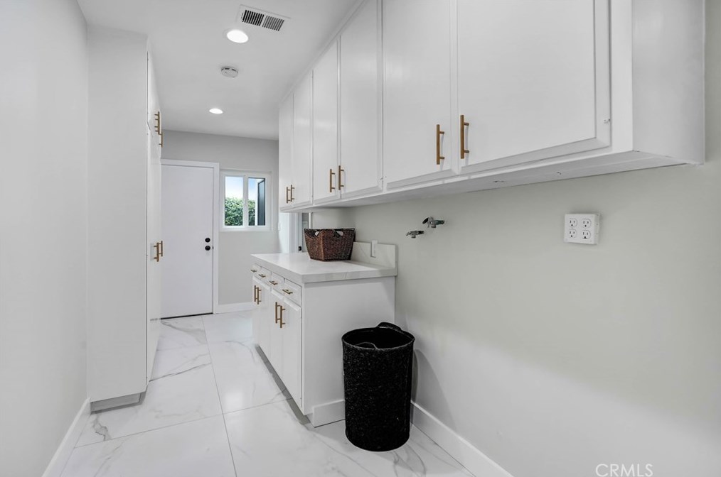 18871 Rosita St, Los Angeles CA  91356-5102 exterior