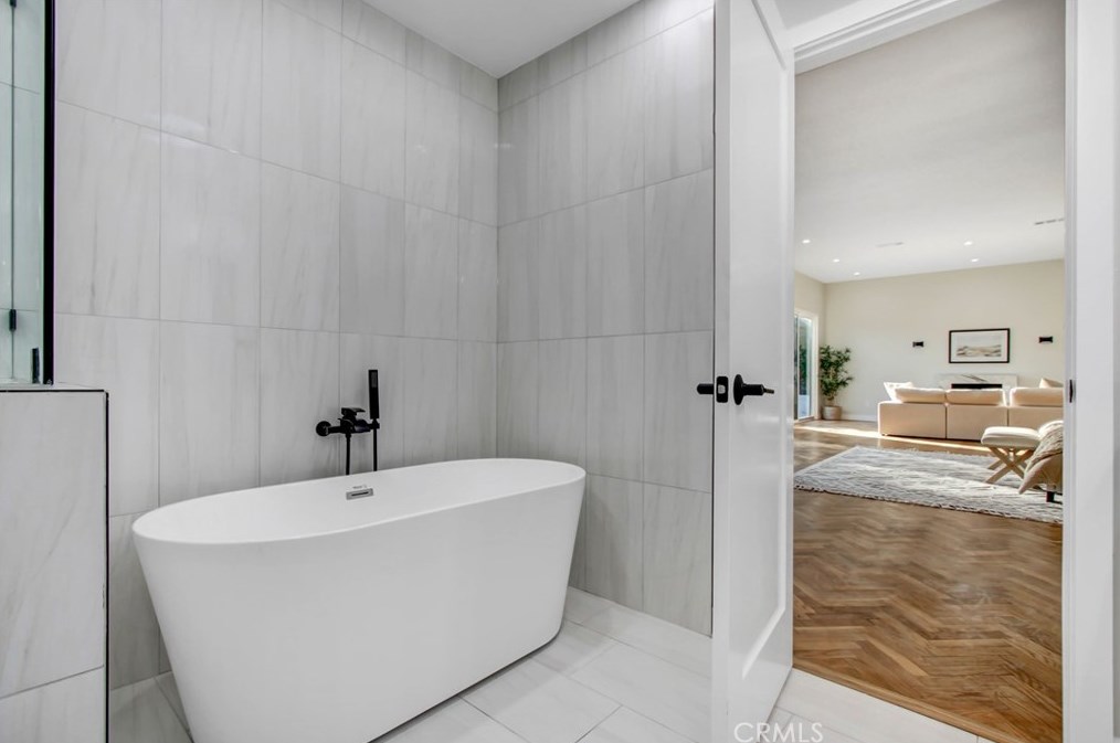 18871 Rosita St, Los Angeles CA  91356-5102 exterior