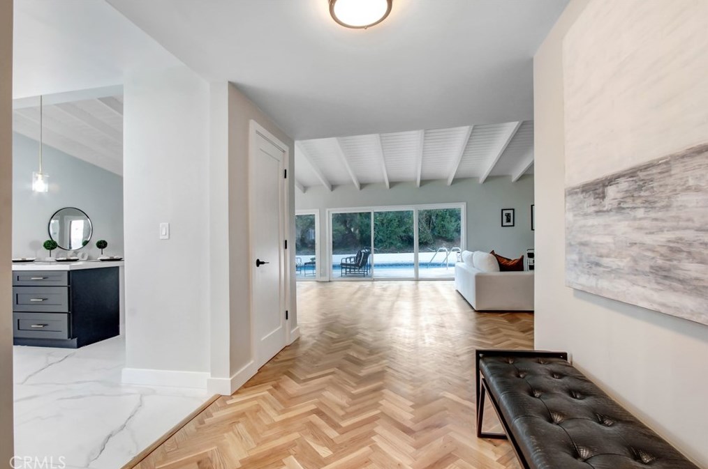 18871 Rosita St, Los Angeles CA  91356-5102 exterior