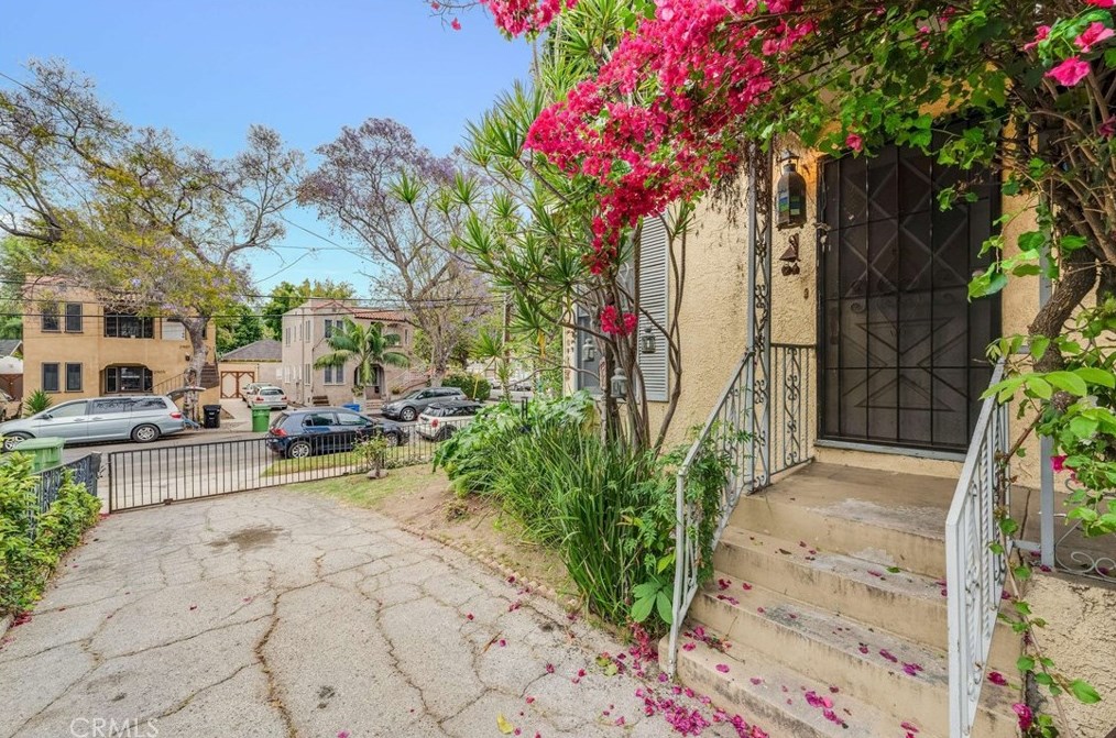 2902 Reservoir St, Los Angeles, CA 90026-2237