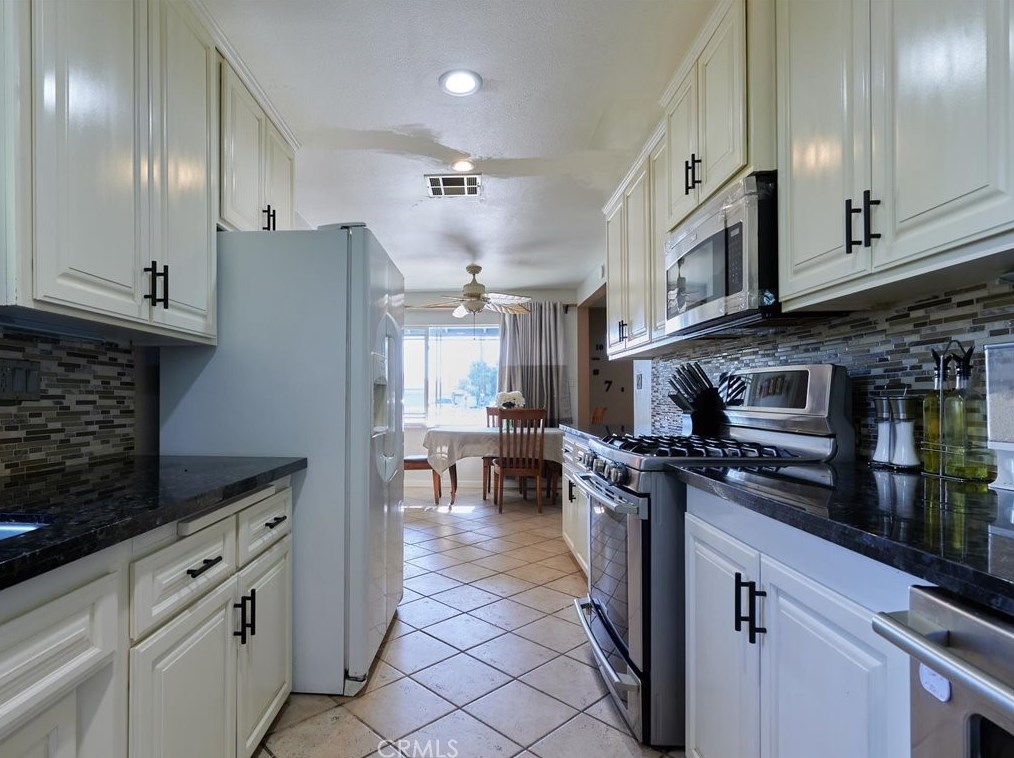 186 Stanford St, Hemet CA  92544-4934 exterior