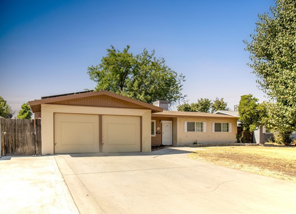 305 Amber Way, Hanford, CA 93230-1404