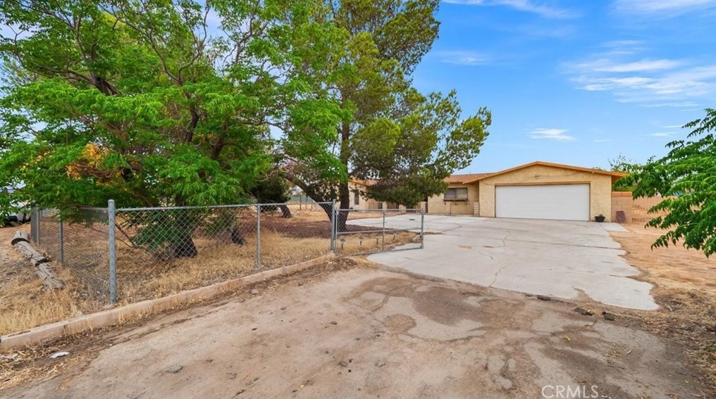13735 Kiowa Rd, Apple Valley, CA 92307-5818
