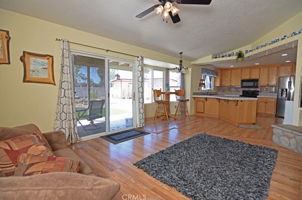21441 Sitting Bull Rd, Apple Valley, CA 92308-7130