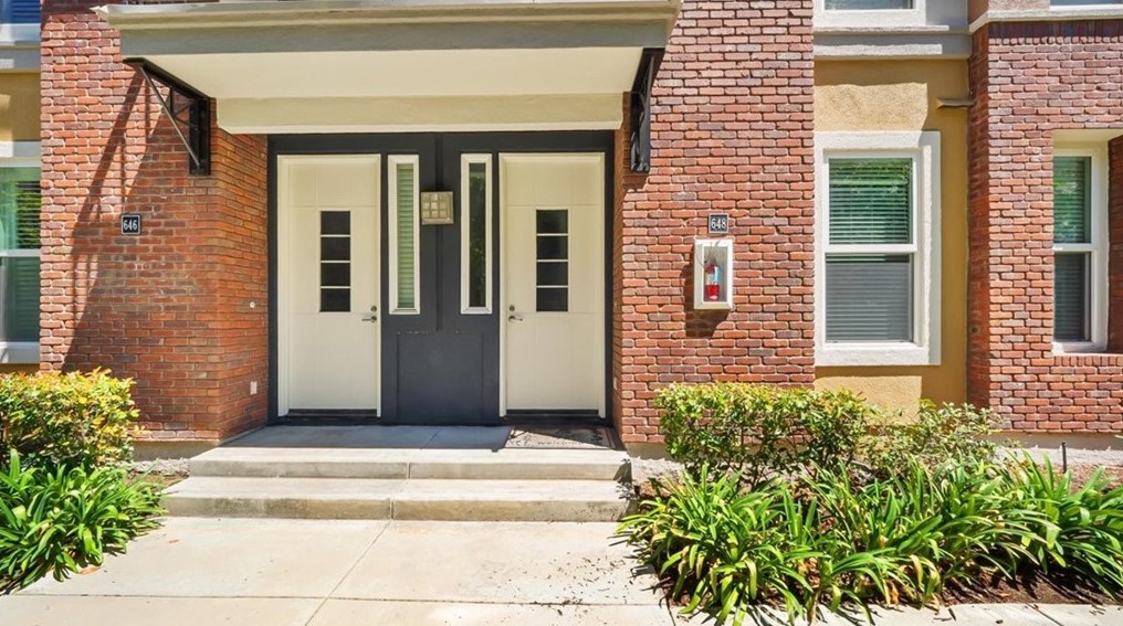 648 1st St, Claremont, CA 91711-4005