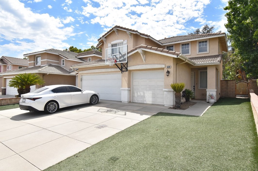5630 Hunt Club Dr, Fontana, CA 92336-1135