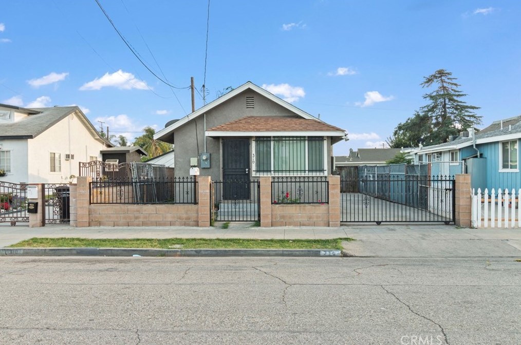 310 Center St, Pomona, CA 91768-3805