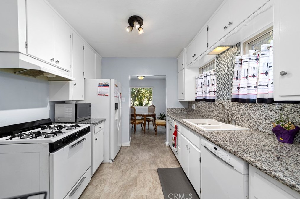 352 Madison Ave, Pomona CA  91767-3124 exterior