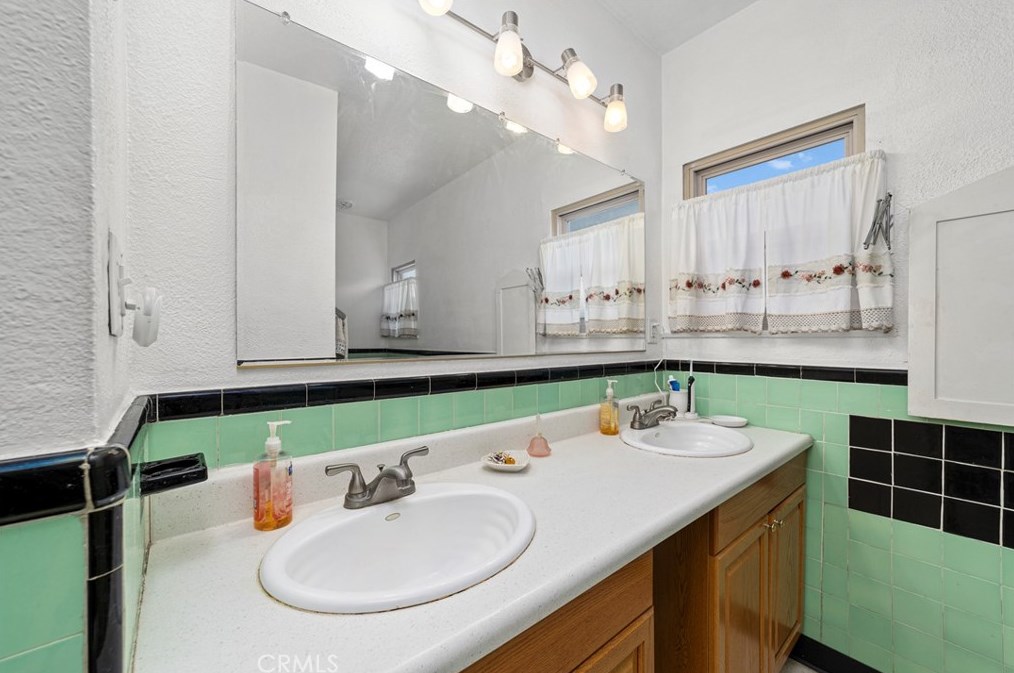 352 Madison Ave, Pomona CA  91767-3124 exterior