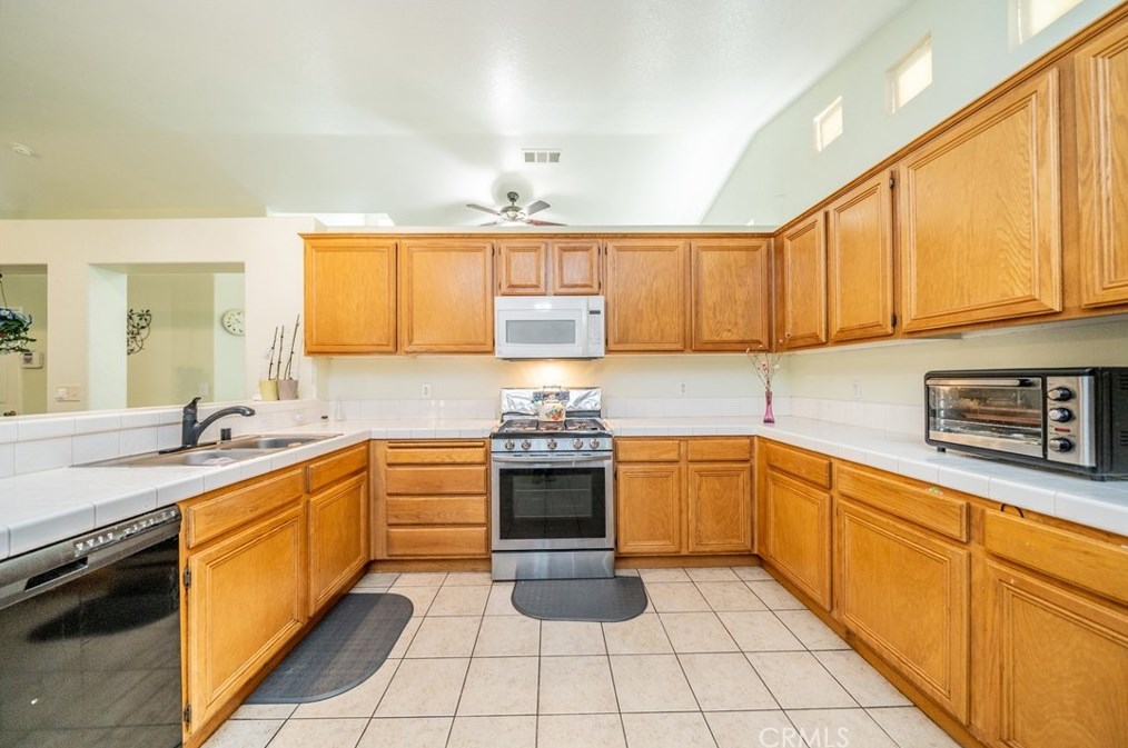 9052 Powell Ave, Hesperia CA  92344-8291 exterior