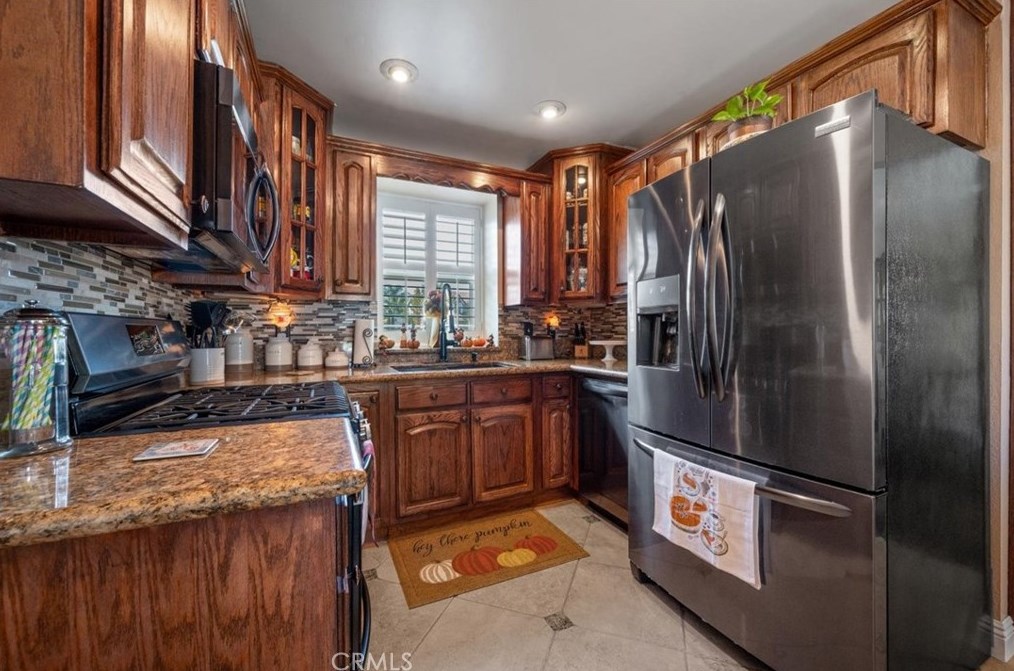 11611 Homewood Pl, Fontana CA  92337-0669 exterior