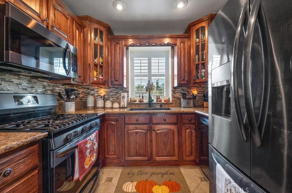 11611 Homewood Pl, Fontana CA  92337-0669 exterior