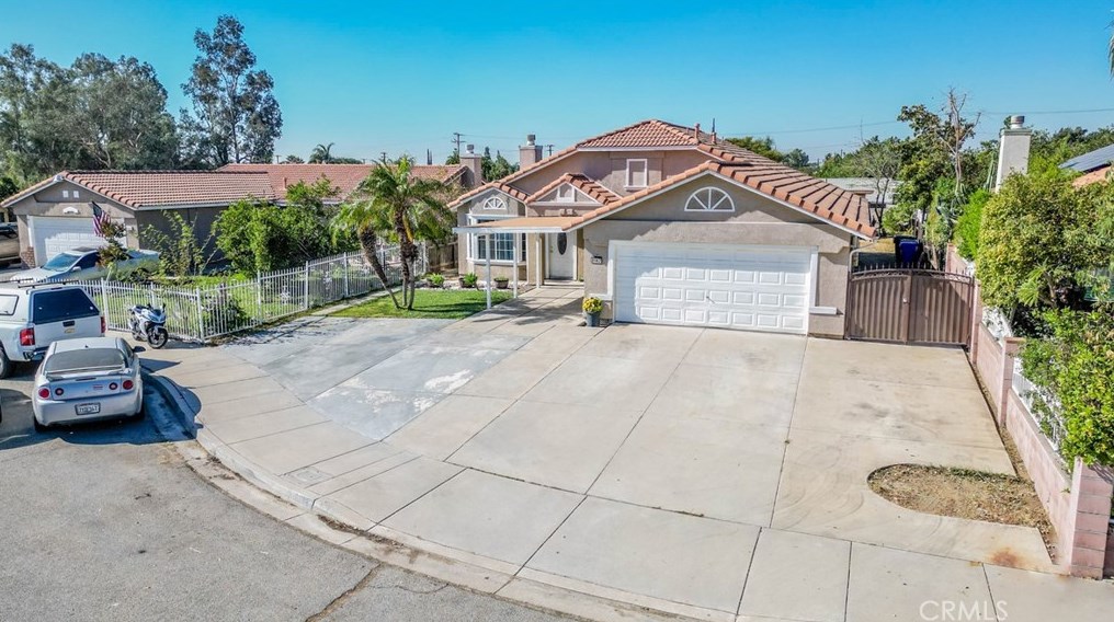 8982 Carob Dr, Fontana, CA 92335