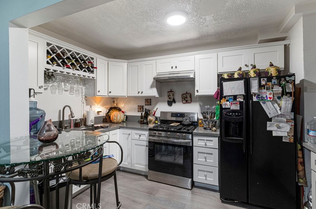 981 La Verne Ave, Pomona CA  91767-2621 exterior