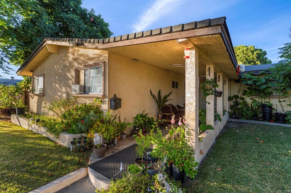 981 La Verne Ave, Pomona CA  91767-2621 exterior