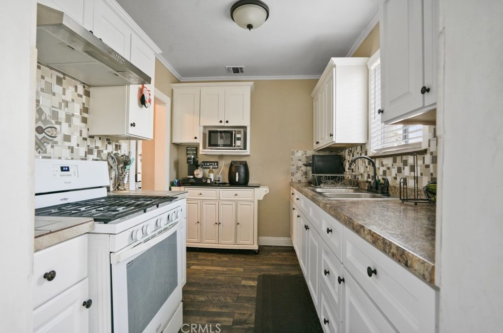 660 Laurel St, Colton CA  92324-2422 exterior