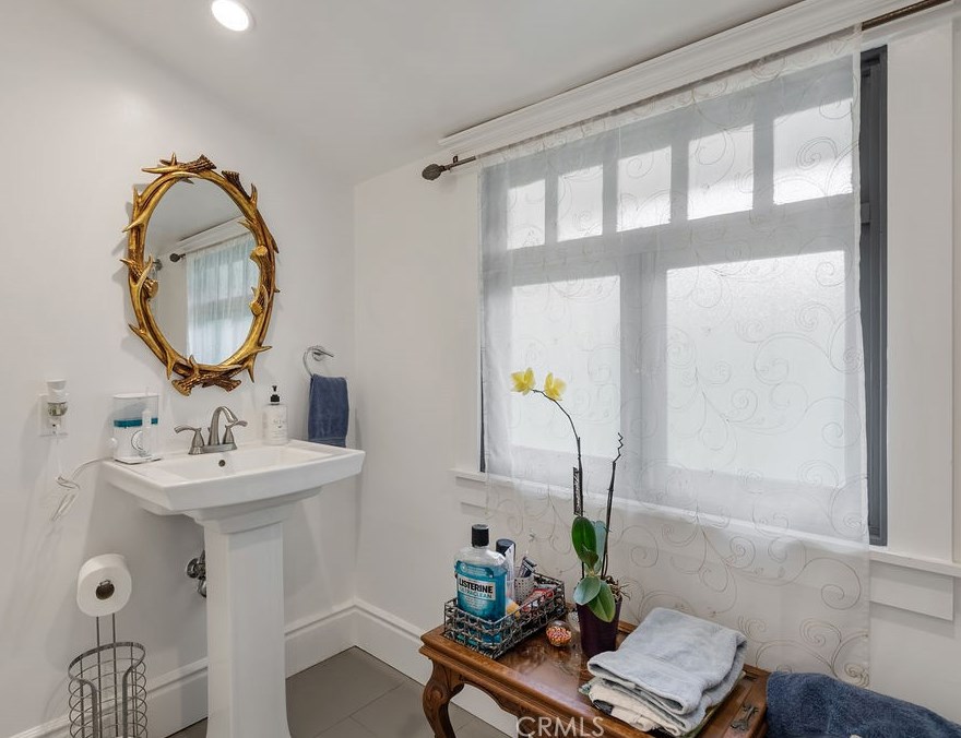 6077 Selma Ave, Los Angeles CA  90028-6414 exterior