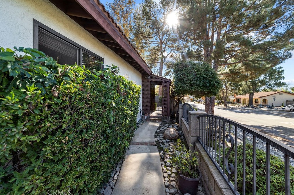 744 Davenport Cir, Claremont CA  91711-2937 exterior