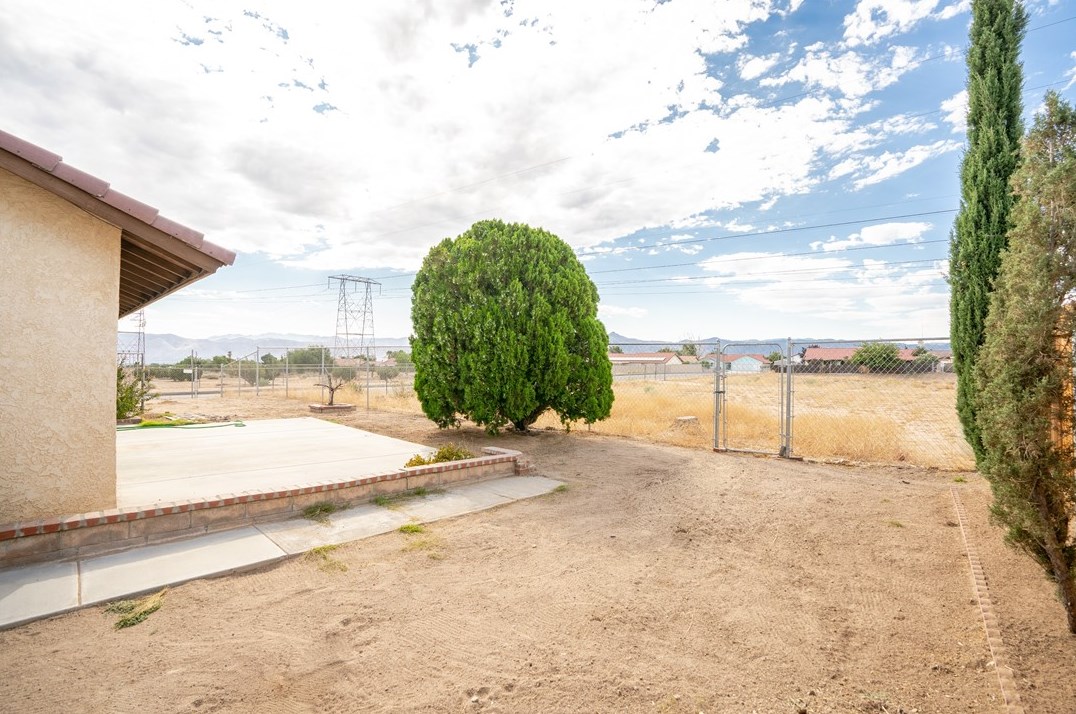 15597 Via Bahia St, Hesperia CA  92345-4424 exterior