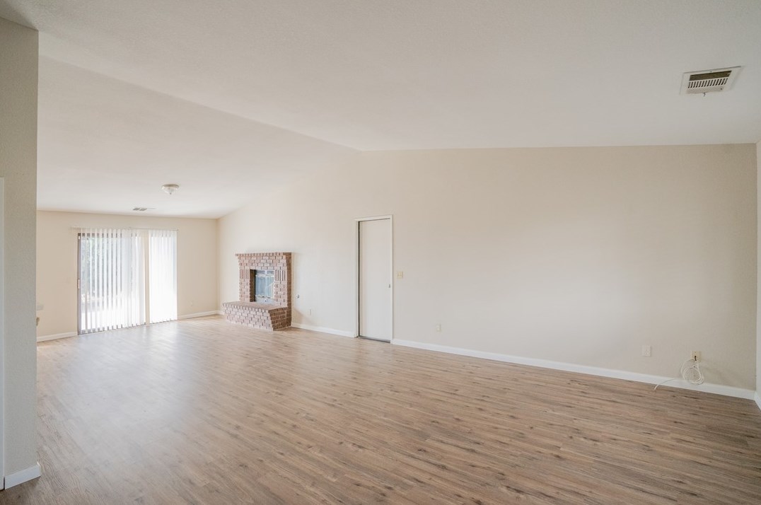 15597 Via Bahia St, Hesperia CA  92345-4424 exterior