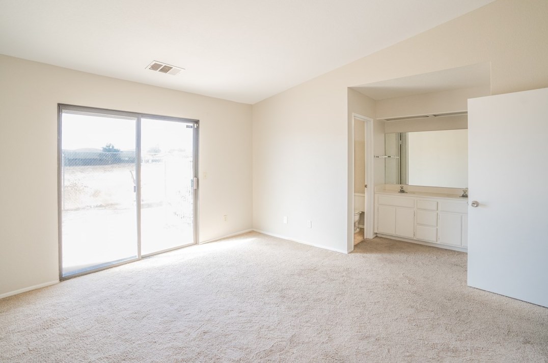 15597 Via Bahia St, Hesperia CA  92345-4424 exterior