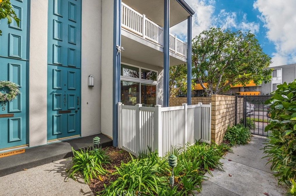 4401 W Sarah St, Burbank, CA 91505