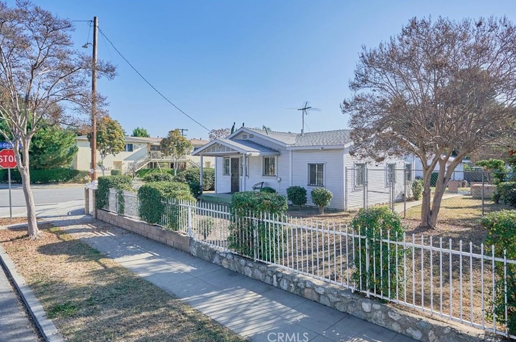 402 10th St, Pomona, CA 91766-3115