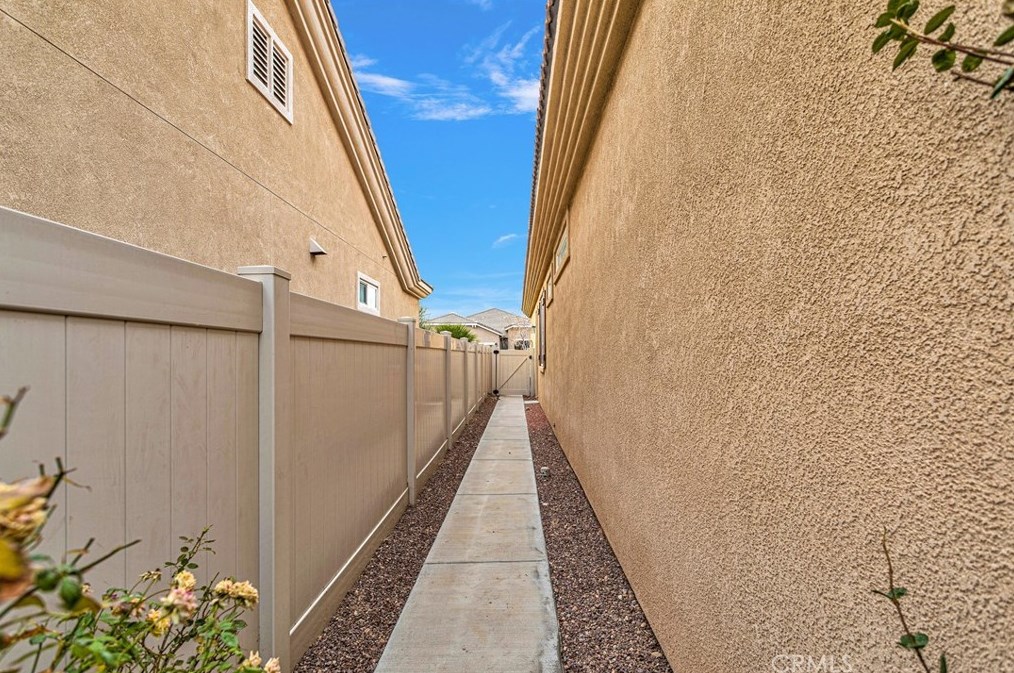 10065 Wilmington Ln, Apple Valley CA  92308-3361 exterior