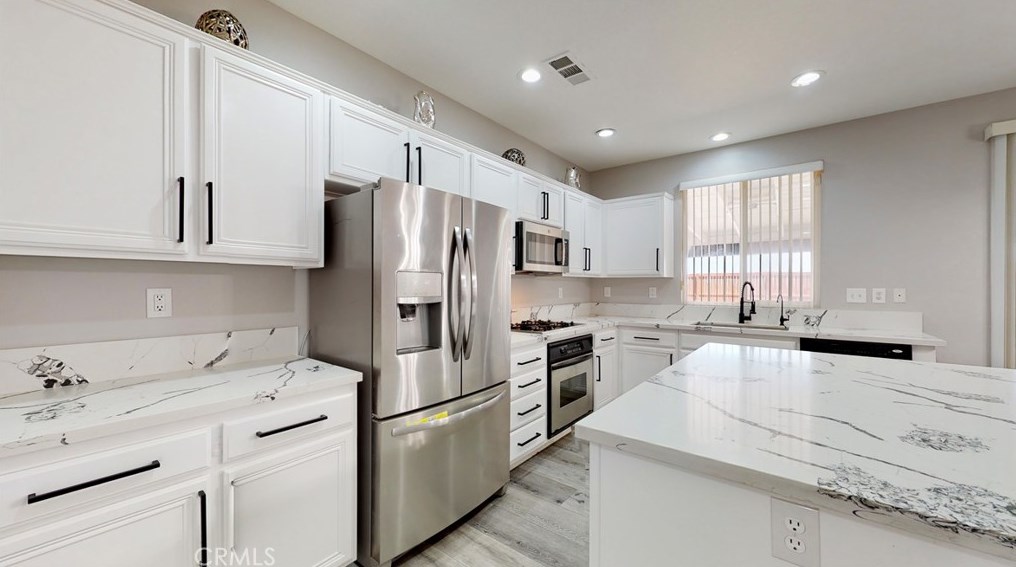 13216 Long Meadow St, Hesperia CA  92344-9266 exterior